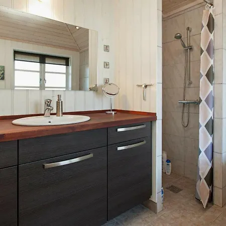 Semesterbostad Four-bedroom Holiday In Laeso *
